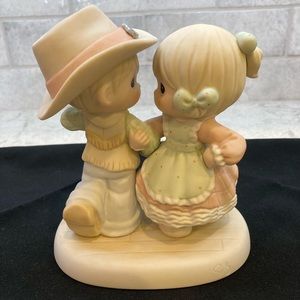 Precious Moments “Praise the Lord and Dosie-Do”. 2002 Cross in Heart marking.